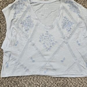 By Anthropologie Light Blue Embroidered V-Neck Boho Crop Tee - Medium